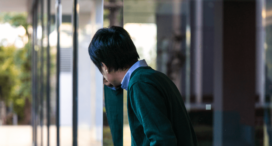 尾行する男性