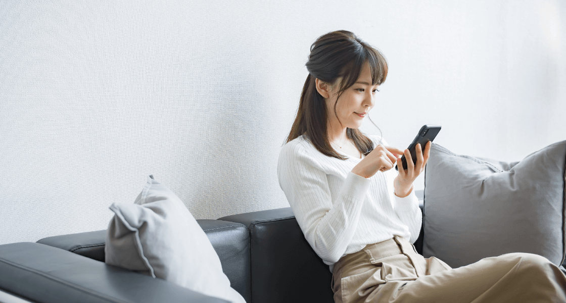 スマホを操作する女性